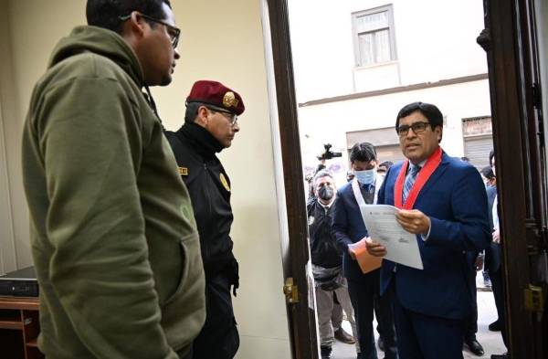 Fiscalía peruana allana casas de 6 congresistas y de una hermana de Castillo