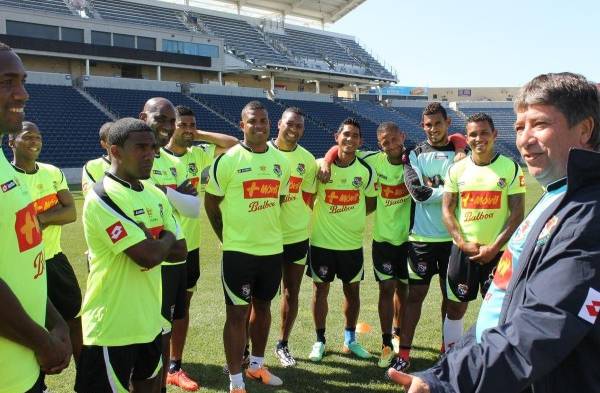 Hernán Gómez (d) charlando con sus dirigidos en el Toyota Park de Chicago.