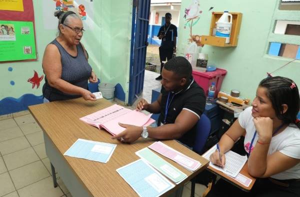 Panameñistas acuden a las urnas; se espera al menos 35% de participación 