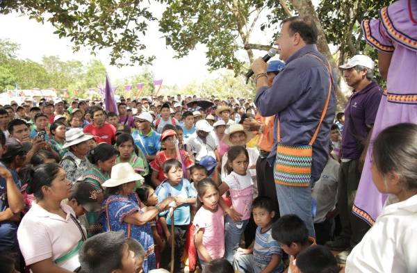 Candidato panameñista durante una gira por la comarca.