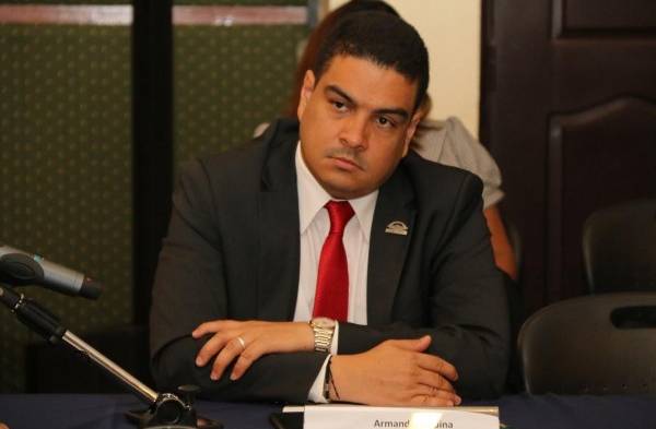 Armando Medina es licenciado en Derecho y Ciencias Políticas por la Universidad de Panamá, y tiene especialización en Derecho Penal y Procesal, así como en Métodos Alternos de resolución de conflictos y Arbitraje.