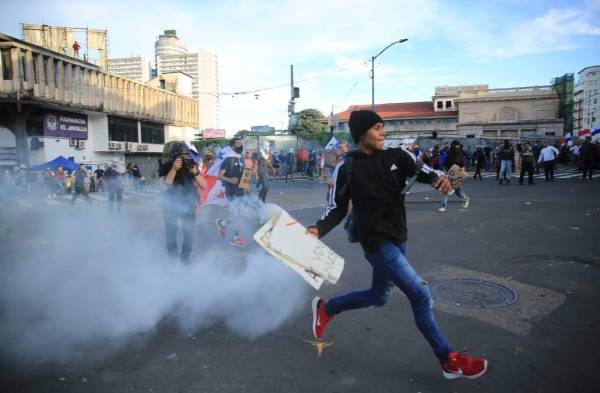 Choques entre manifestantes y policías en las protestas 
