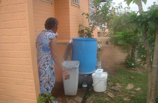 Las personas tienen que recoger a diario el agua en tanques de reserva.