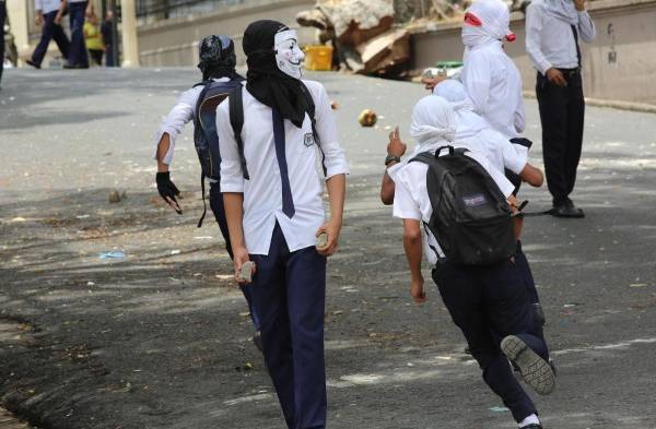 Estudiantes del Instituto Nacional en actos vandálicos.