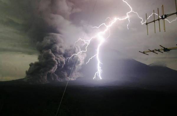 El volcán indonesio Semeru expulsa una columna de humo de hasta 2,000 metros