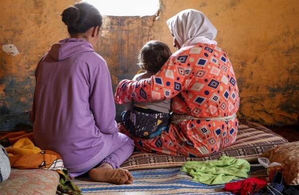 La niña intenta estudiar, la bisabuela cuida al niño y el padre pide justicia para su hija.