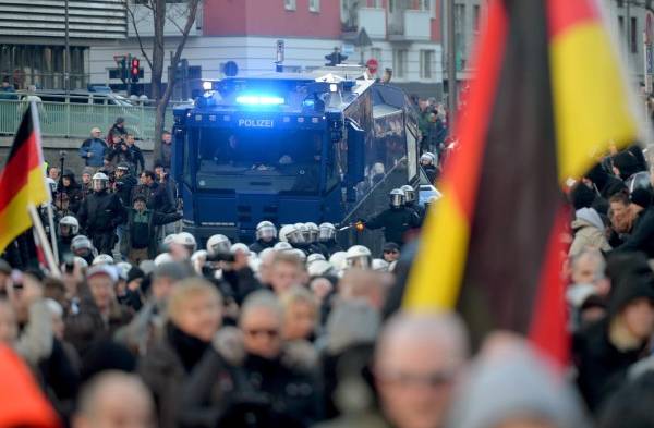 Tensa manifestación de ultraderechistas al grito de ¡fuera Merkel!