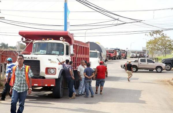 Conductores de los camiones se quedaron varados en la carretera.