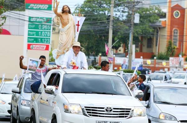 Monseñor Ulloa encabezó la caravana