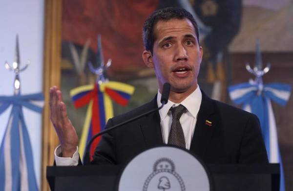 El jefe del Parlamento de Venezuela, Juan Guaidó, habla durante una rueda de prensa.