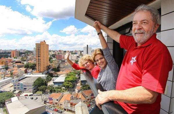 Lula juntó a su esposa y la presidente de Brasil, Dilma Rousseff .