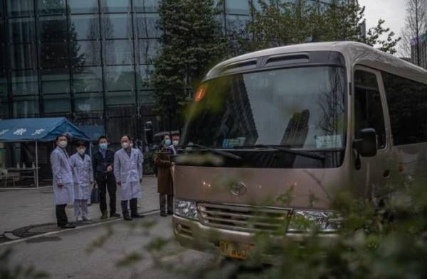 Un grupo de médicos chinos despedía el viernes a al equipo de la OMS tras su visita al Hospital Provincial de Medicina China y Occidental de Hubei, en Wuhan.