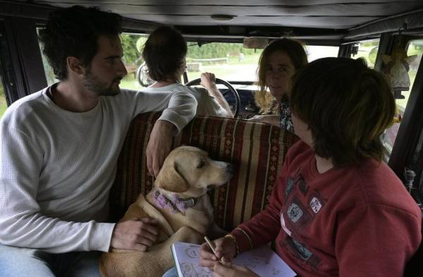 En un auto de 1928, familia argentina llega a casa tras 22 años de viaje