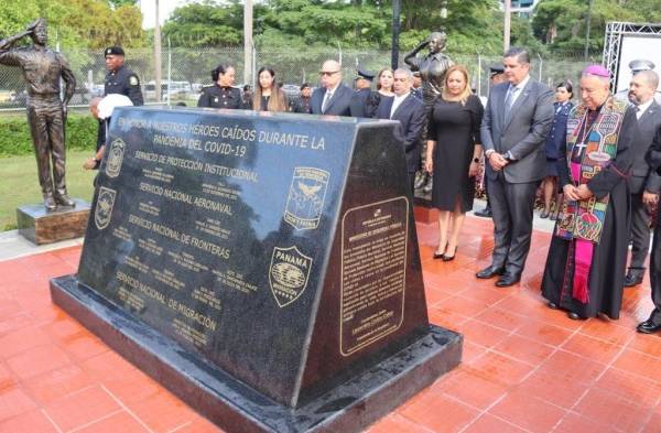 Develan monumento con simbolismo patriótico en honor a fallecidos de la Fuerza Pública, por el covid-19