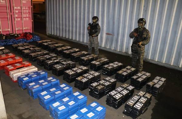 ¡Bien finos! Iban a mandar un caleto para Finlandia pero la policía los puso en jaque. Les fregó el plan