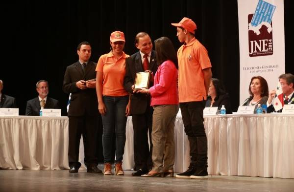 Durante el evento, se reconoció el trabajo de los diferentes estamentos de seguridad y emergencias, y el de todos los voluntarios y funcionarios que participaron de las elecciones en el país.