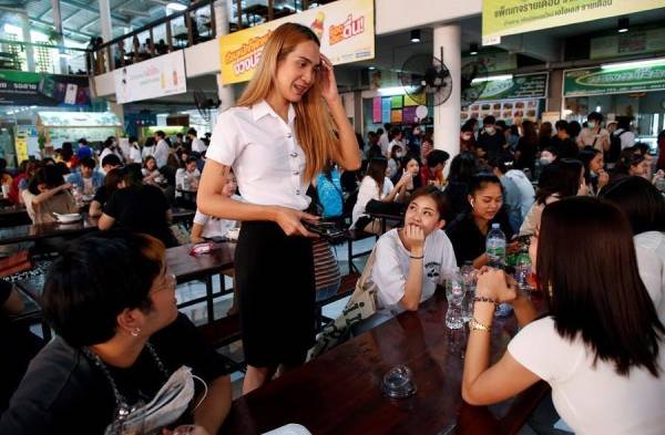 Alumnos transexuales ganan la batalla de los uniformes en Tailandia