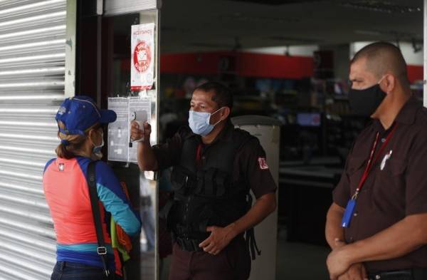 MINSA supervisa la venta de licor en establecimiento 