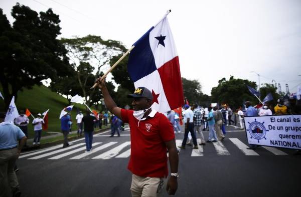 Diferentes gremios sindicales y trabajadores del Canal de Panamá protestan hoy frente al edificio de la Administración del Canal de Panamá (ACP).