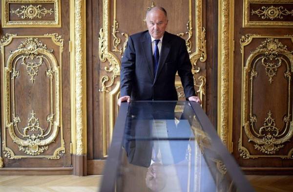 Francés Gerard Lheritier, presidente y fundador del Institut des Lettres et des Manuscrits en París muestra el manuscrito.