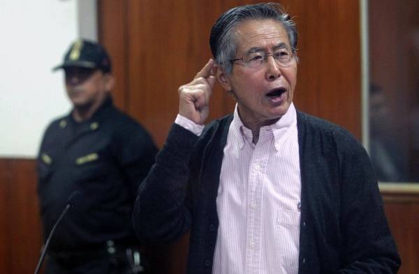 Fotografía de archivo fechada el 15 de mayo del 2016 del expresidente peruano Alberto Fujimori durante una audiencia en Lima (Perú).