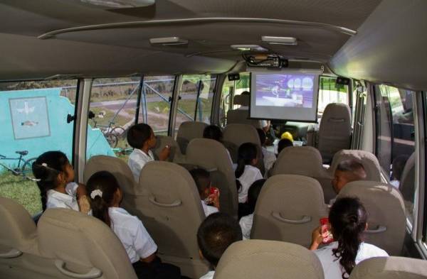 Más de 900 niños viven la experiencia del Cine Móvil 