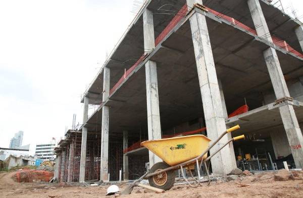 Miembros del Suntracs dejaron la pica y la pala ayer para apoyar la huelga indefinida