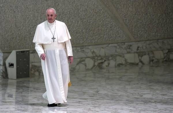 El papa recuerda a quienes murieron por el coronavirus en soledad