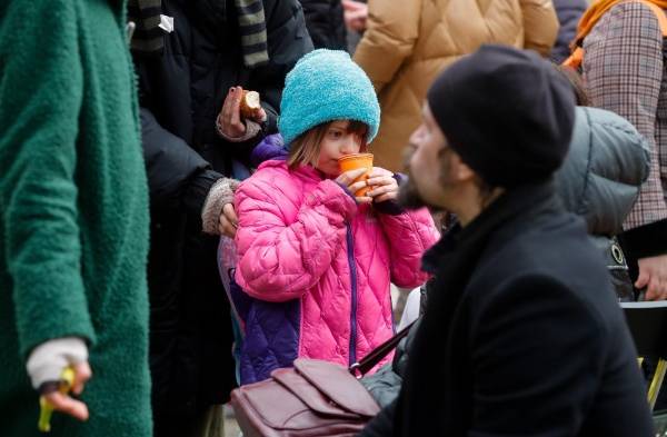 Entre refugiados y desplazados internos, Acnur teme que unos 10 millones de ucranianos, casi la cuarta parte de la población total del país, se han visto obligados a dejar sus hogares, en palabras del alto comisionado de esa Agencia, Filippo Grandi.