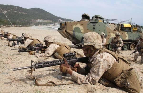 Soldados en posiciones durante ejercicios de desembarque.