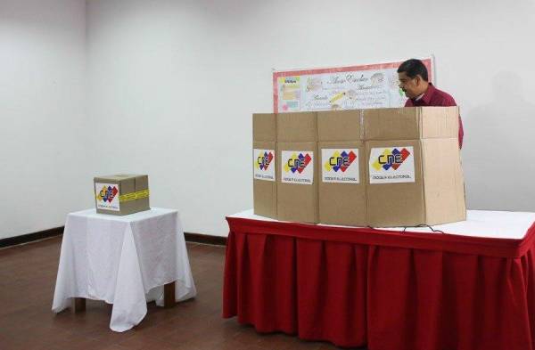 El presidente de Venezuela ejerciendo su voto.