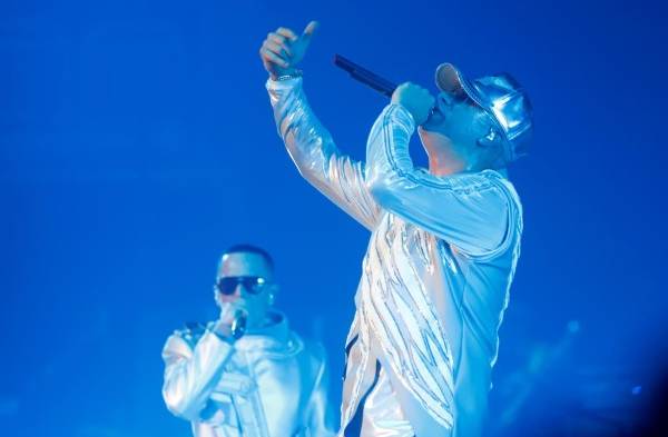 Wisin (i) y Yandel (d) en el escenario durante la presentación, en una fotografía de archivo. EFE/Thais Llorca.