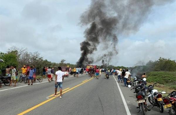 Al menos siete muertos al incendiarse camión cisterna en norte de Colombia