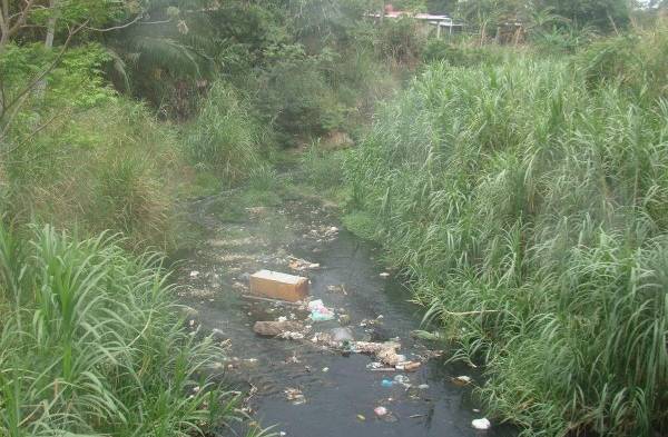 Río lleno de desperdicios