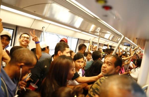 Totalmente abarrotado los vagones del tren.