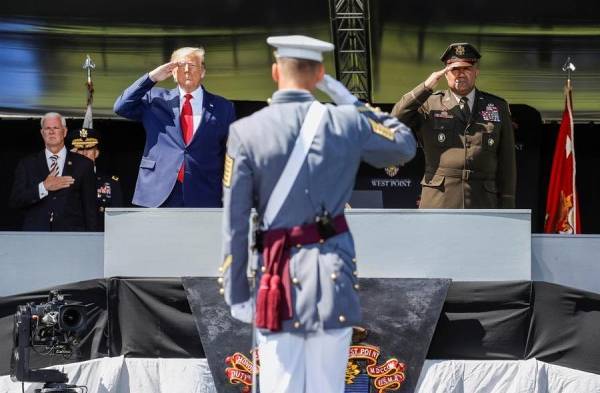 Trump promete extinguir la plaga del COVID-19 en un baño de masas militar