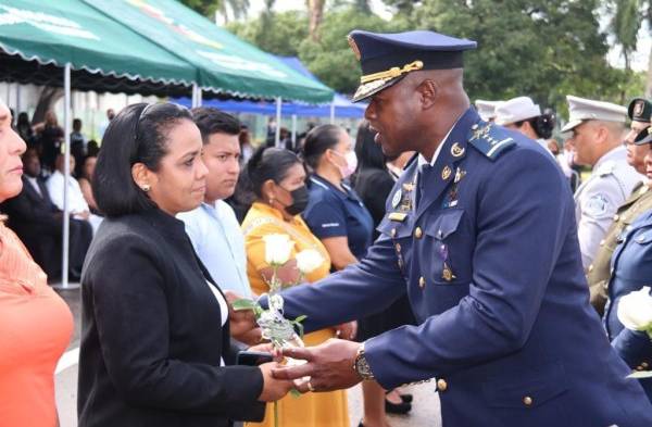 Develan monumento con simbolismo patriótico en honor a fallecidos de la Fuerza Pública, por el covid-19