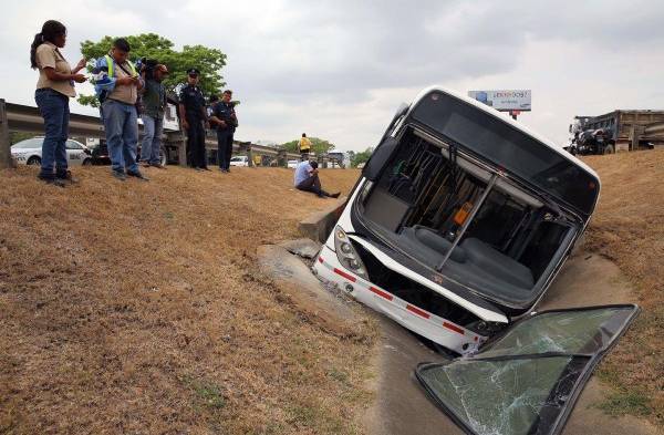 Dos accidentes se produjeron la mañana del lunes en el Corredor Sur, dejando tres heridos