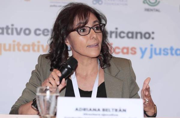 La directora de la Fundación Internacional de Seattle (SIF), Adriana Beltrán, habla durante una conferencia de prensa hoy, en Tegucigalpa (Honduras).