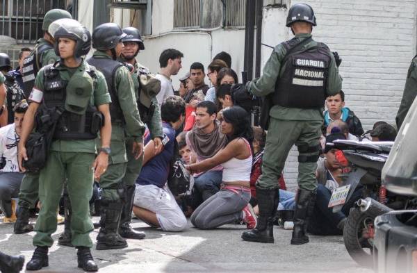 Estudiantes manifestantes son detenidos por miembros de la Guardia Nacional Bolivariana, durante una protesta en Los Palos Grandes, Caracas, Venezuela.