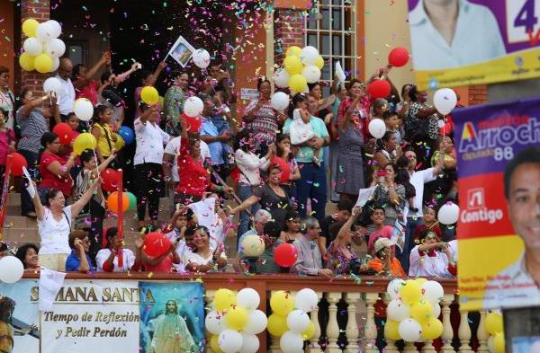 La caravana fue esperada por feligreses con globos y pancartas en sus parroquias.