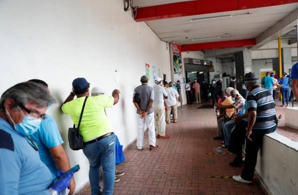 En supermercados se llevan a varios detenidos por salir a horas no correspondidas