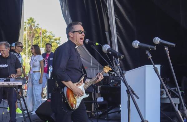 La Voz del Desierto: Curas rockeros con 'heavy' para conectar con Dios