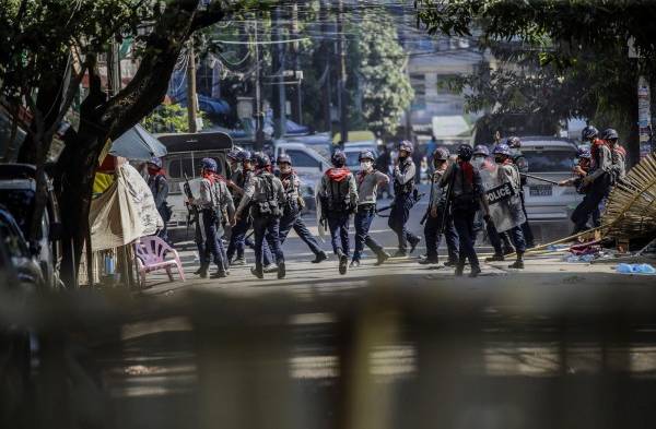 La junta militar birmana cierra medios e intimida a la población