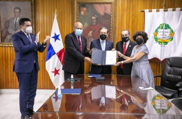Cortizo entregó documentación para la construcción de  la nueva Facultad de Medicina de la Universidad de Panamá.