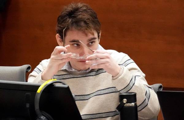 Jurado pide cadena perpetua para autor de la masacre de 17 personas en un colegio de Florida 