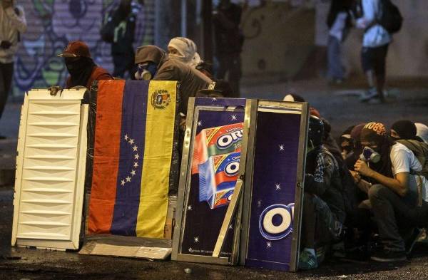 Grupos de opositores residentes en San Cristobal se enfrentaron a la Fuerza Militar en horas de la mañana.