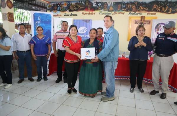 ​Mujeres se gradúan en instalación de paneles solares y llevan luz a sus casas 