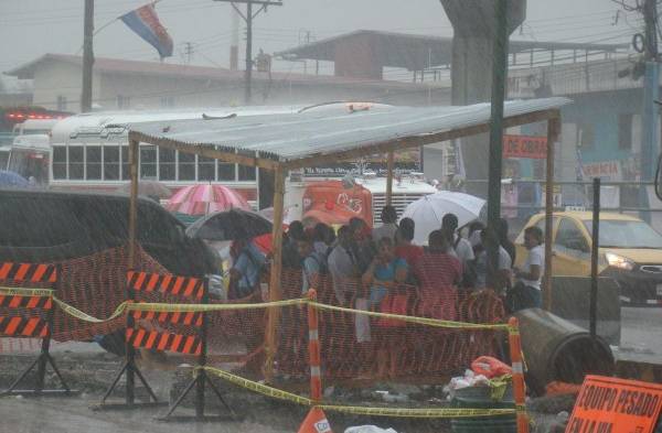 Usuarios de la 24 de Diciembre pasan páramo los días de lluvia bajo una parada que no los protege de las inclemencias del tiempo.