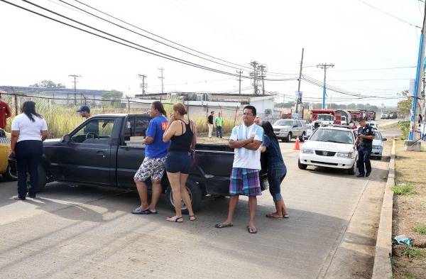 Unas cuatro horas se mantuvieron docenas de manifestantes en la vía principal de la barriada